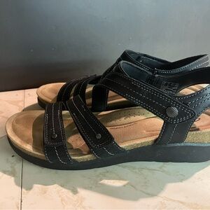 Clarks Black Sandals Comfortable Strappy Design size 11